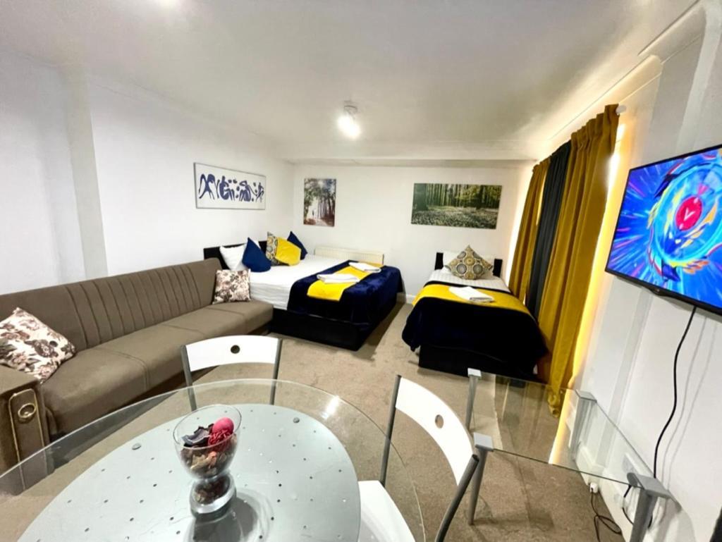 2 Bedrooms Modern Apartment, Full Kitchen, 5 Minutes Tube Station Apartament Londra