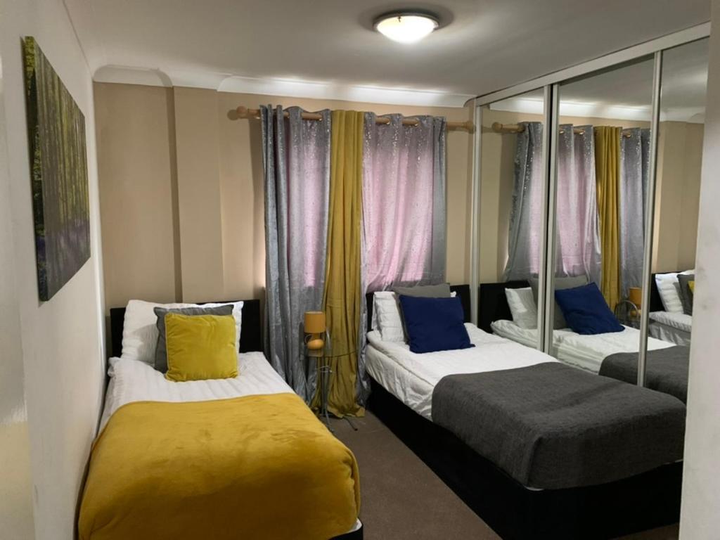 Apartament 2 Bedrooms Modern Apartment, Full Kitchen, 5 Minutes Tube Station Londra