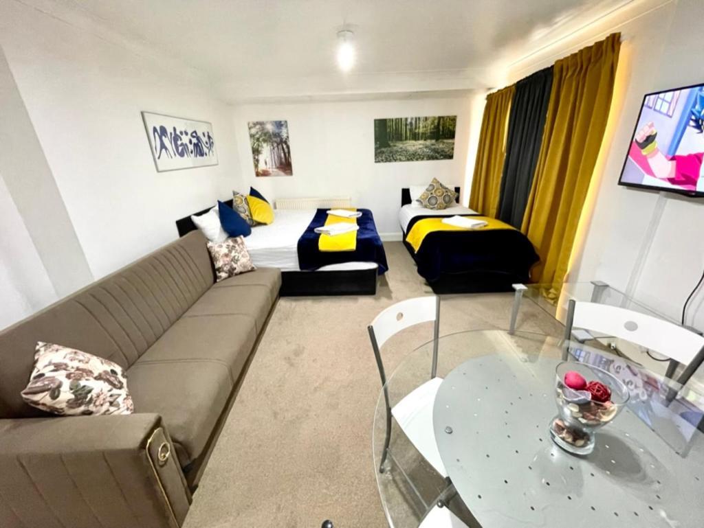 2 Bedrooms Modern Apartment, Full Kitchen, 5 Minutes Tube Station Londra
