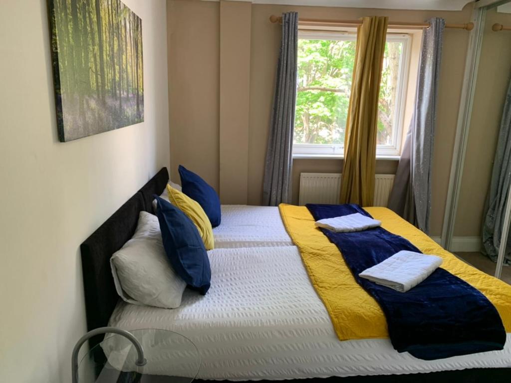 2 Bedrooms Modern Apartment, Full Kitchen, 5 Minutes Tube Station Apartament