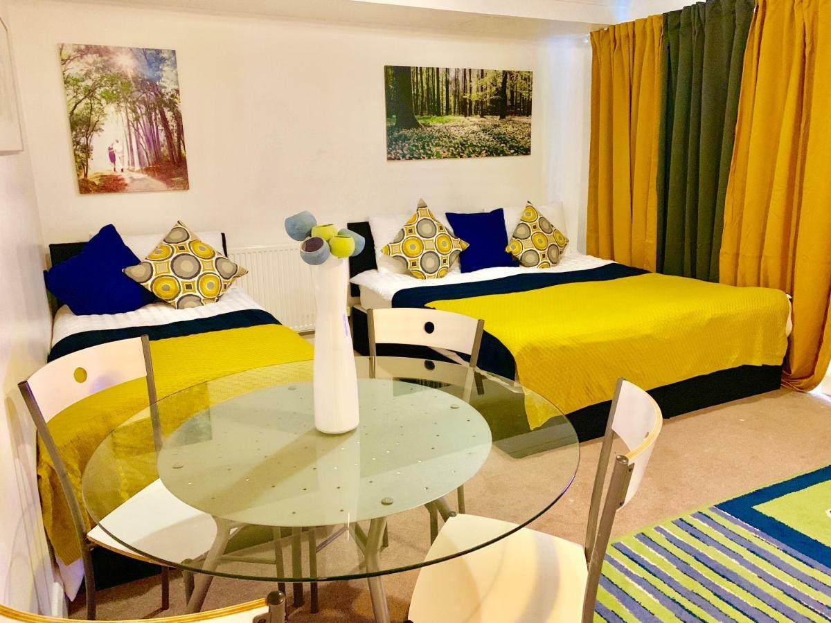 2 Bedrooms Modern Apartment, Full Kitchen, 5 Minutes Tube Station Londra